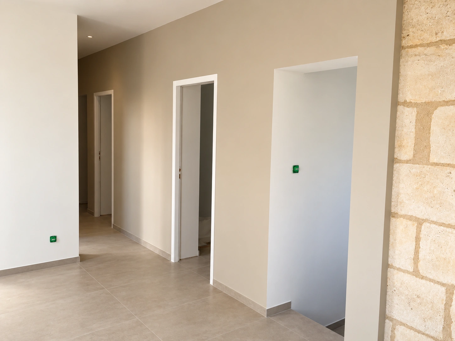 Aménagement professionnel avec bureaux et circulation intérieure